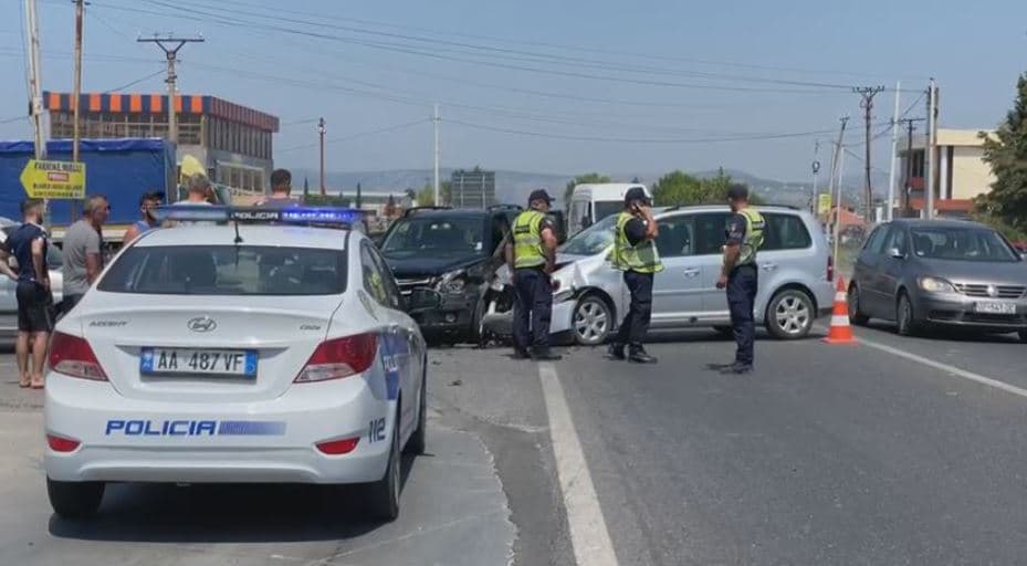 Tre automjete përplasen në aksin Lezhë-Fushë Milot, një person niset drejt spitalit të Traumës 