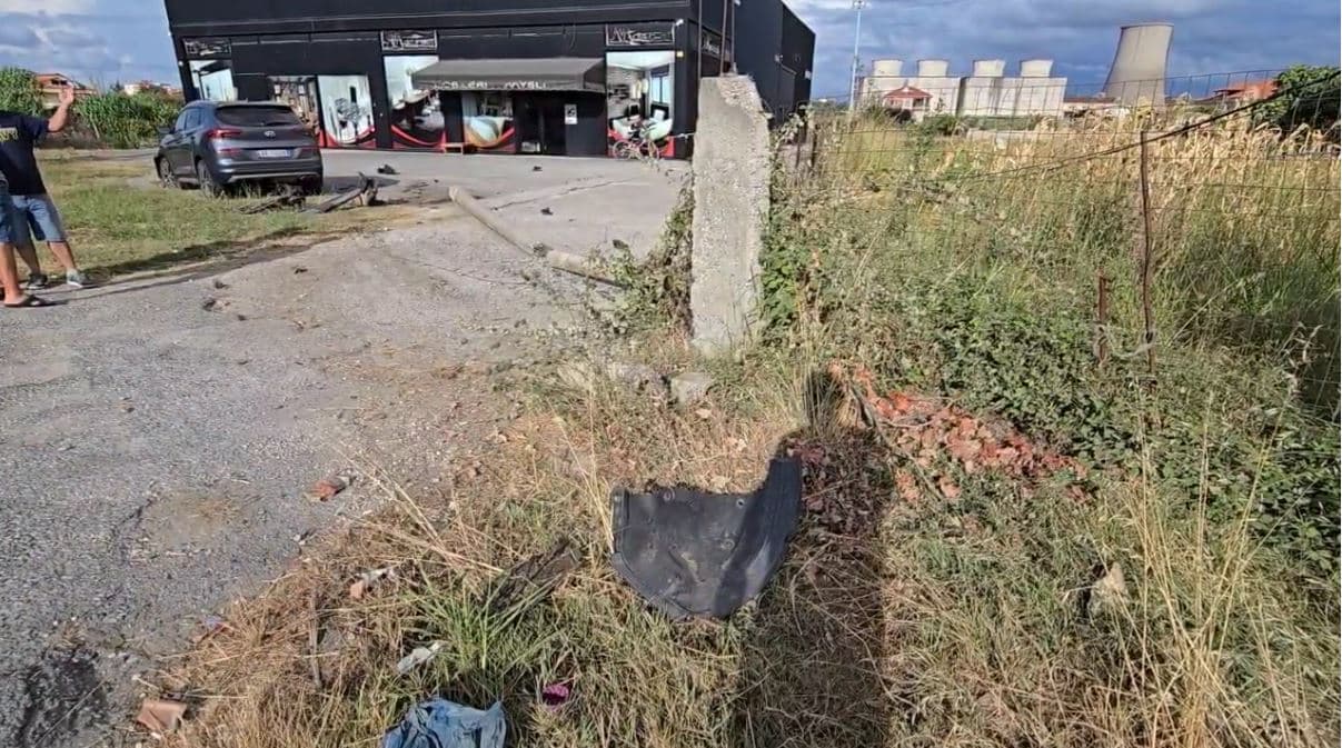 Aksident në aksin Levan-Fier, makina përplaset me shtyllën elektrike 