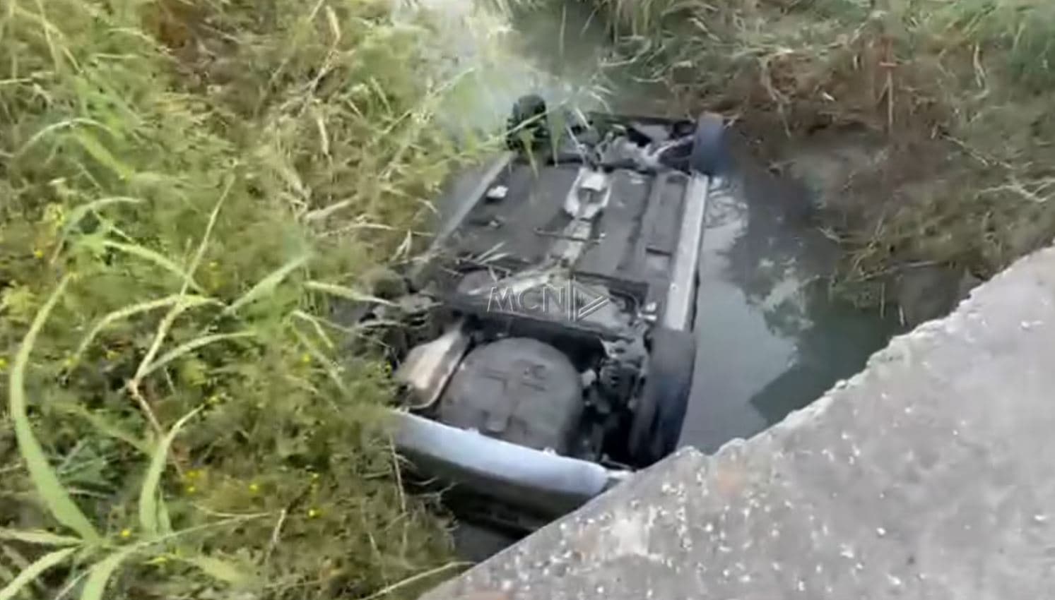 Makina del nga rruga dhe përfundon në kanalin anësor në aksin Levan-Mifol, lëndohen tre persona (VIDEO)