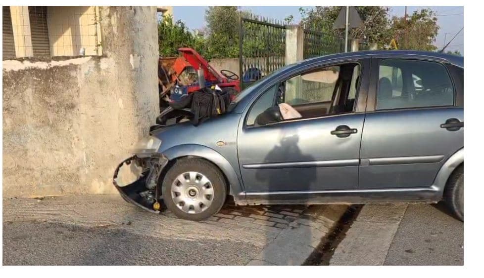 Makina përplaset me murin rrethues të një shtëpie, 2 të plagosur 
