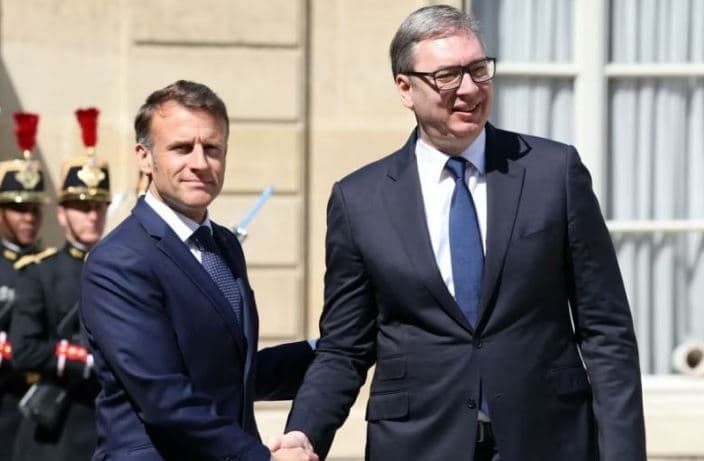 Macron telefonatë me Vuçiç-in: Franca dënon çdo veprim të njëanshëm që dëmton dialogun Kosovë-Serbi