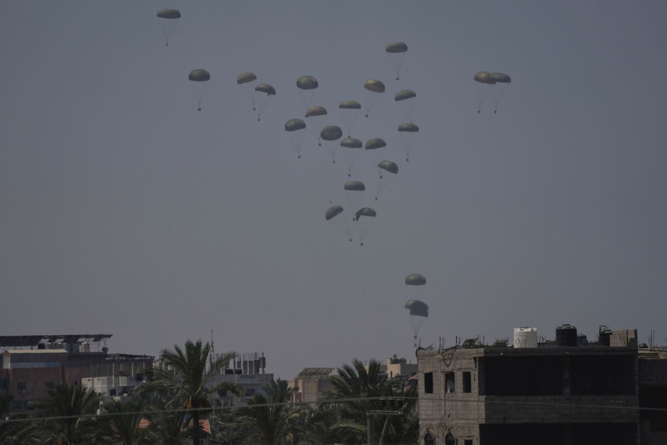 Spanja hedh nga ajri 12 ton ushqime në Gaza (VIDEO)