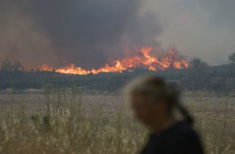 Zjarr në jug të Francës, digjen 11 mijë hektarë tokë 