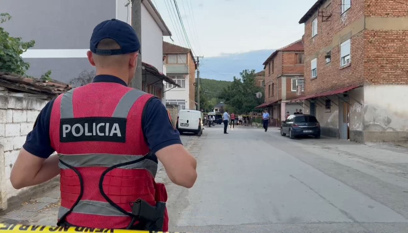 Plagoset me thikë një person në Korçë, kapet dhe autori, u nxorr i plagosur nga banesa