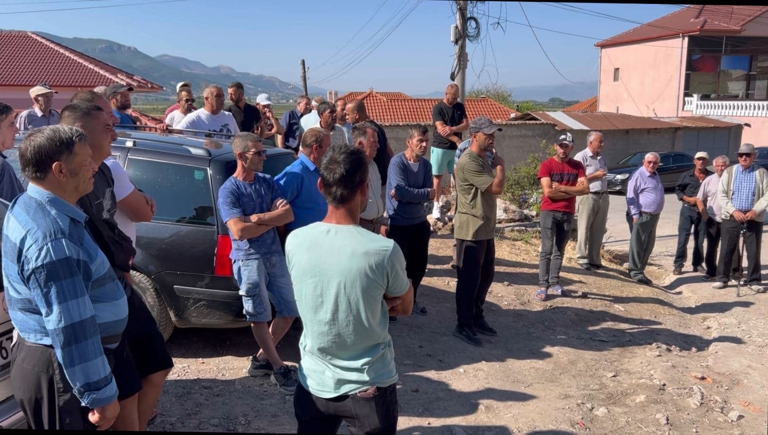 Maliq/ Banorët e Zvezdës protestojnë për projektin e ujit të pijshëm