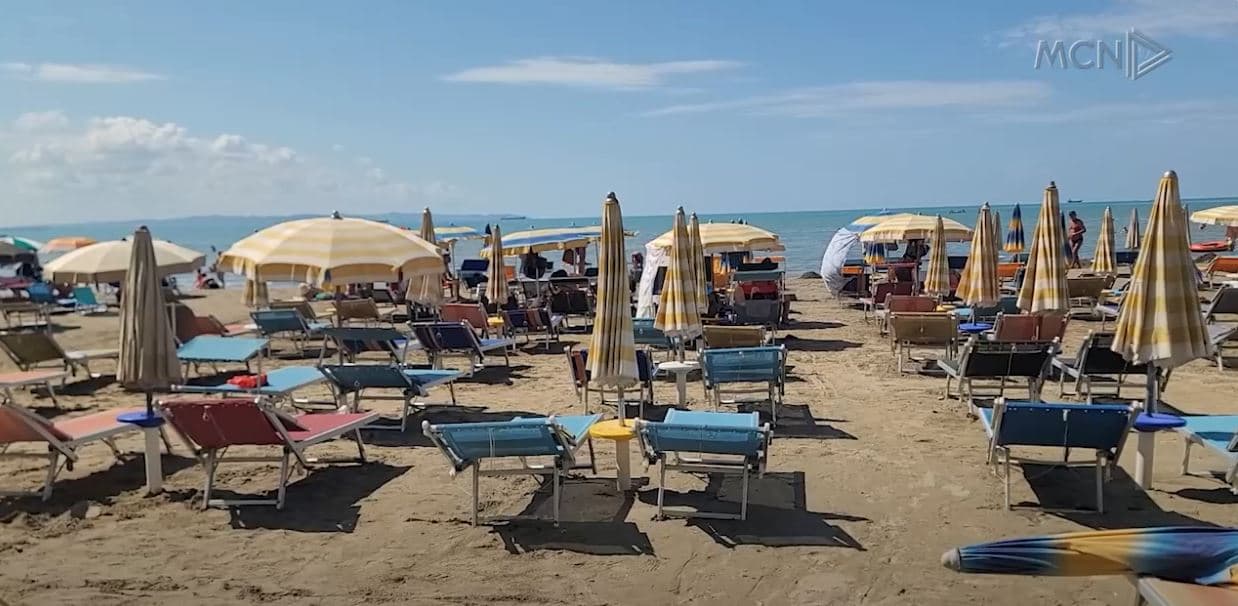 Ulen temperaturat, por jo pushuesit. Plazhi plot në Durrës pavarësisht çmimeve 