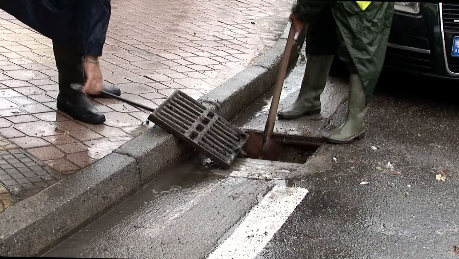 Shkodër / Pastrimi i kolektorëve shpëton rrugët nga përmbytja 