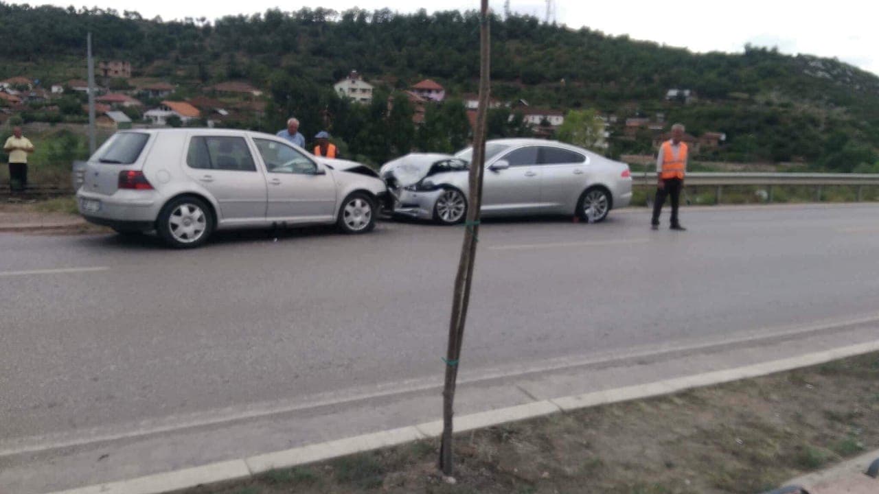 Përplasje mes dy makinave në Kurbin, plagosen tre persona, procedohet shoferi 70 vjeç