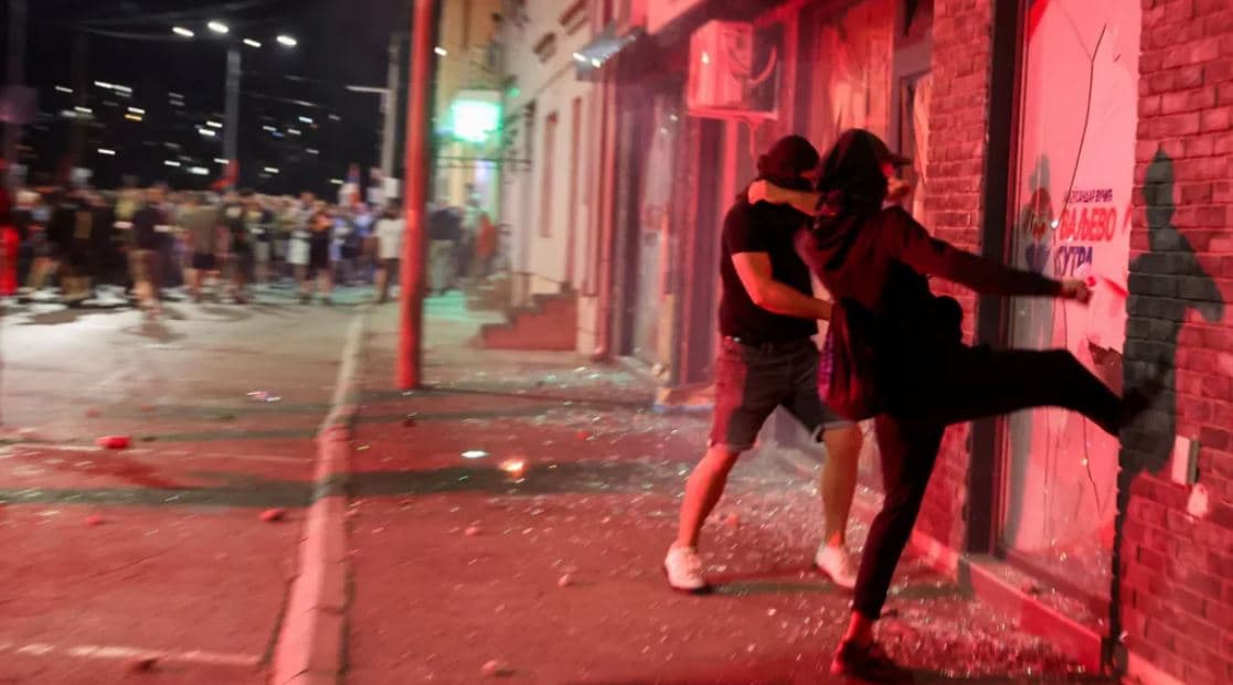 Serbia në kaos/ Protestuesit i vënë zjarrin zyrës së partisë së Vuçiç-it (VIDEO)