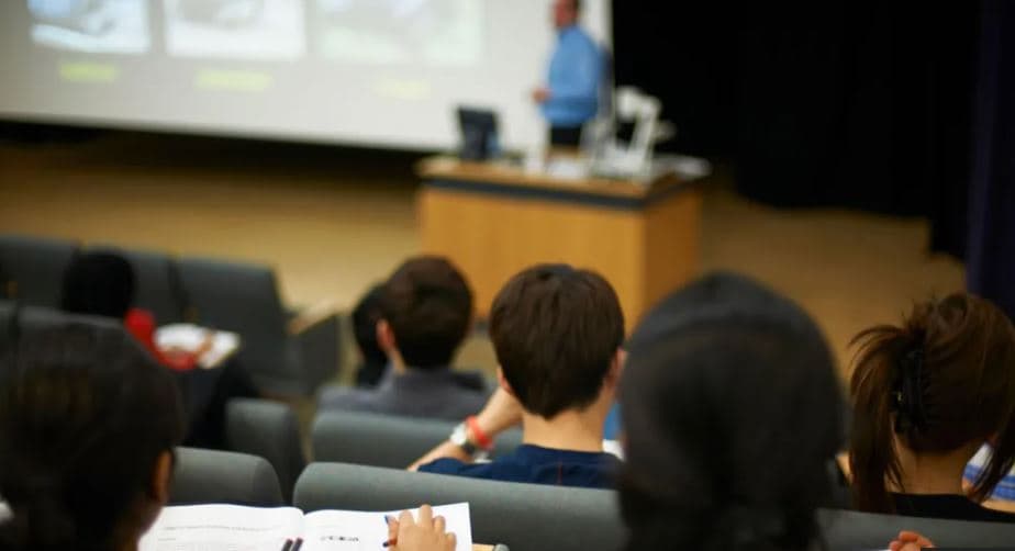Britani e Madhe, studentëve kinezë u kërkohet të spiunojnë shokët 