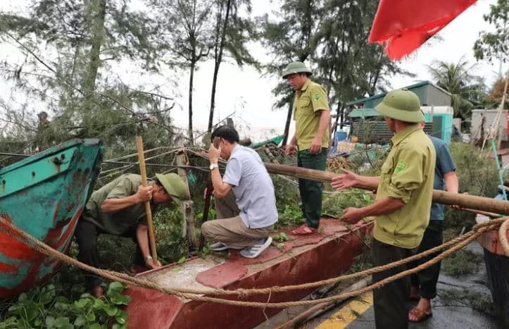 Tajfuni Kajiki, mbi 325 mijë njerëz të evakuuar në Vietnam