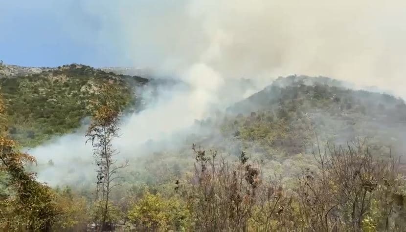Zjarr në Tragjas të Vlorës/ Era po përhap flakët në sipërfaqe të gjerë 