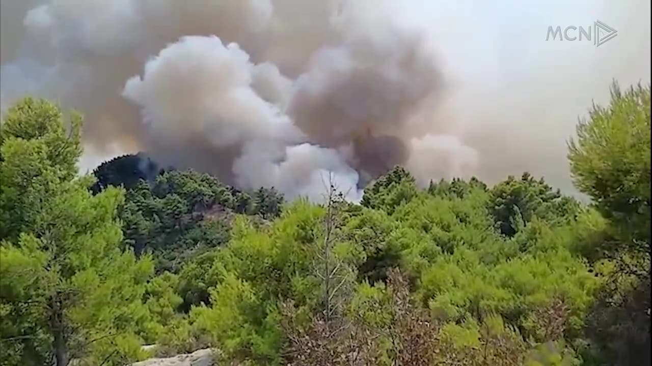 Vijojnë flakët në Finiq e Mirditë / 5 mjete zjarrfikëse në luftë me zjarrin (VIDEO)