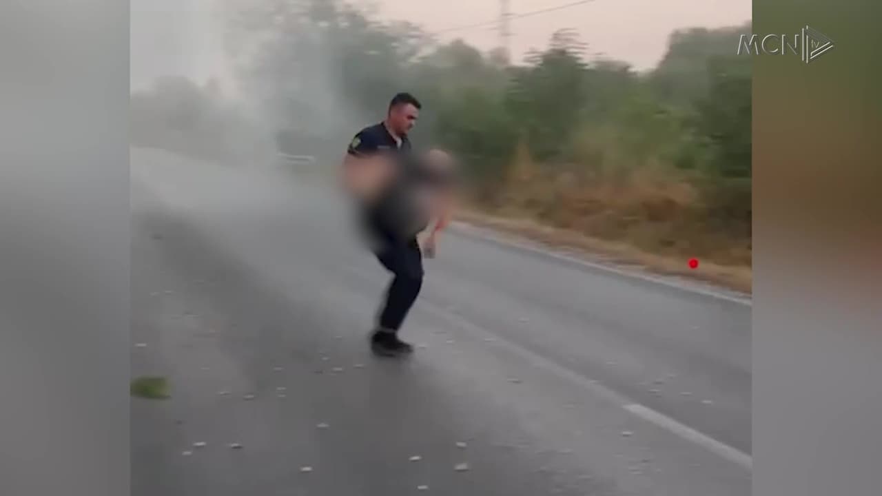 Polici shpëtoi 4 qytetarë / I nxorri nga makina që po merrte flakë (VIDEO)