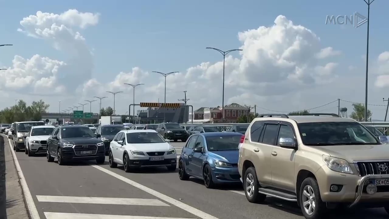 Fluks automjetesh në aksin Rrëshen-Milot / Qytetarët: Pushimet në “makth”, 17 km rrugë për 3 orë (VIDEO)