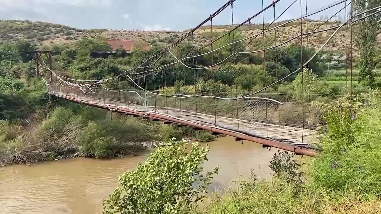 “Ura e Telit” në Drisht e shkatërruar / Banorët: Aty kalojnë fëmijë, ka raste që kanë rënë (VIDEO)