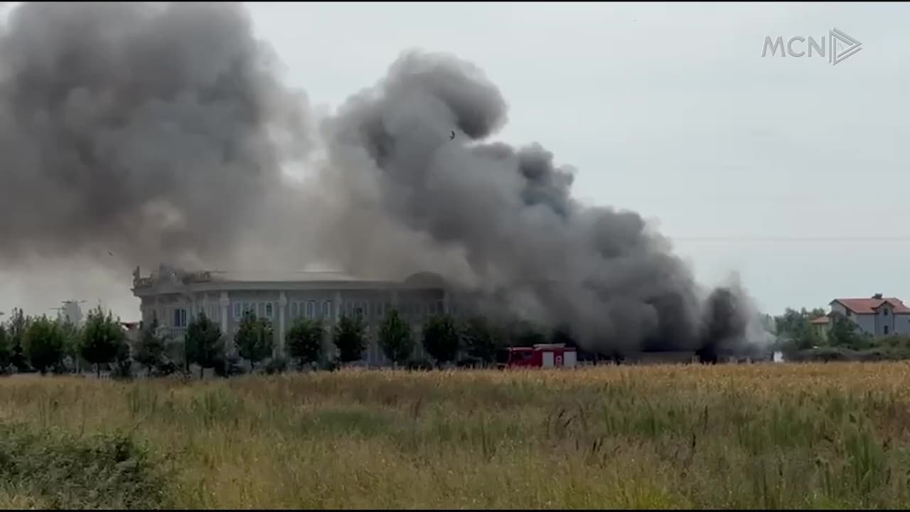 Zjarri në Lezhë del jashtë kontrollit / Digjet lokali i dasmave, zjarrfikëset në terren (VIDEO)
