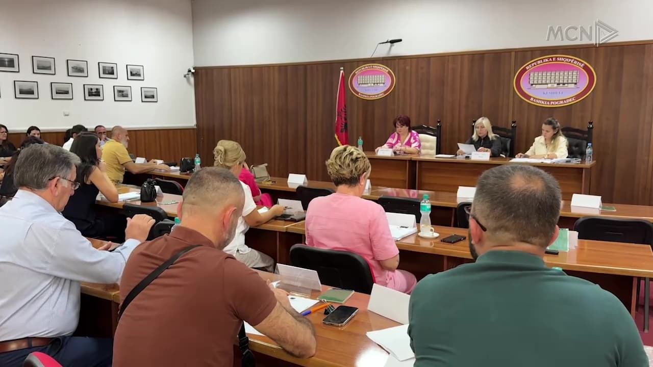 Lirimi i tokave për panelet fotovoltaike / Këshilltarët bashkiak të Pogradecit “përplasje” me banorët (VIDEO)