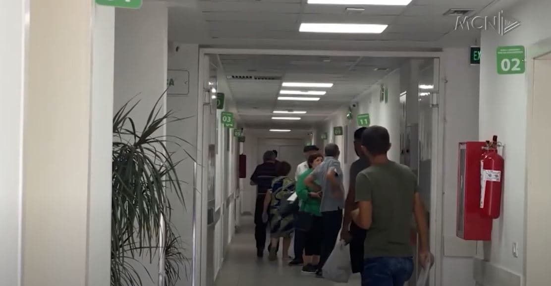 Përleshje mes të rinjve në Vlorë/ Plagosen dy persona, policia shoqëron të dyshuarit (VIDEO)