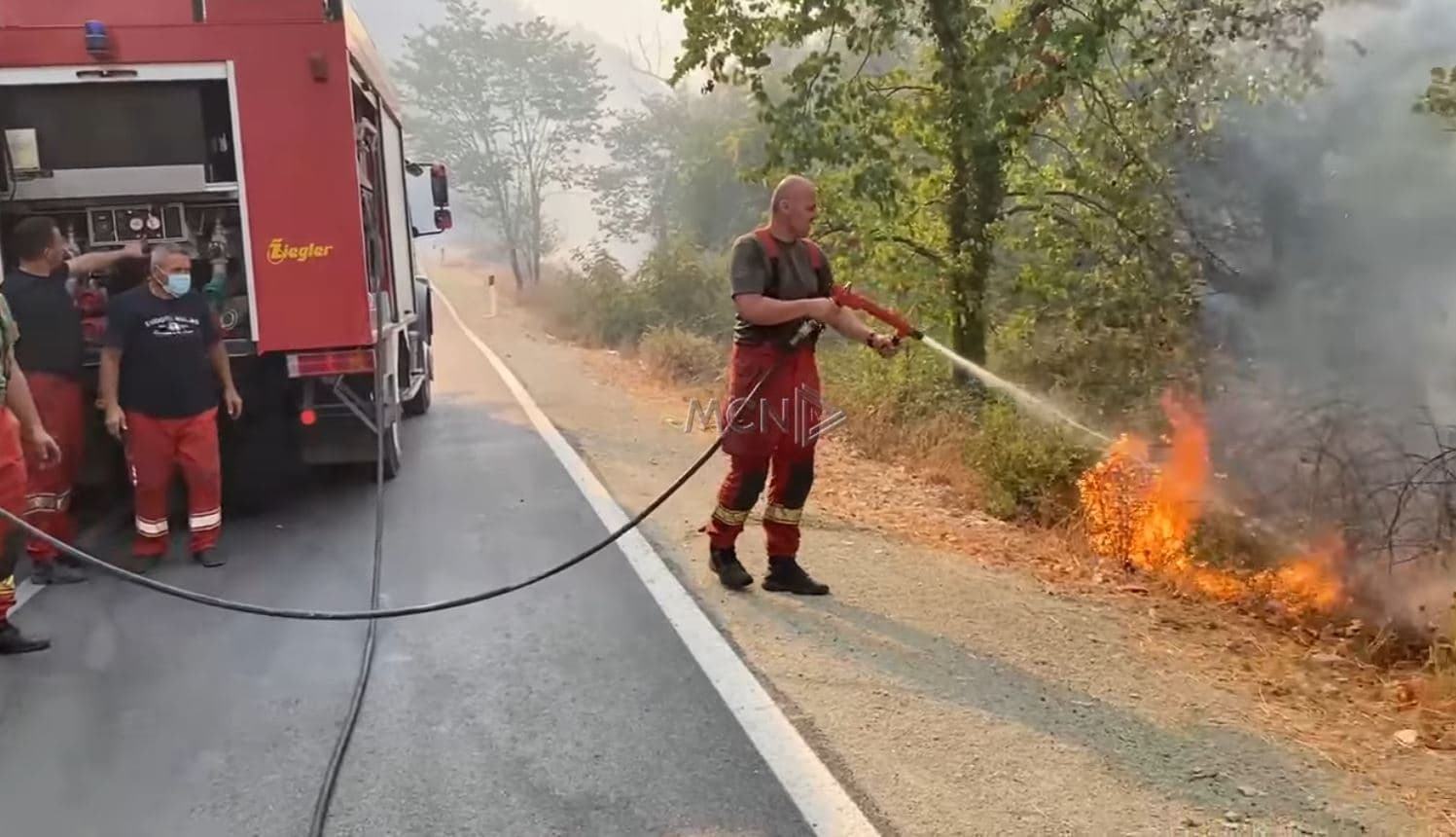   Zjarri ka arritur afër parkut natyror të Syrit të Kaltër, evakuohen 300 persona (VIDEO)