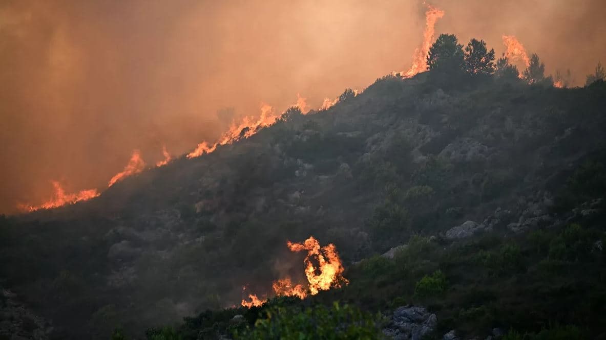 Zjarri në Francë përfshin mijëra hektarë, ende jashtë kontrollit/ Viktima dhe të plagosur 
