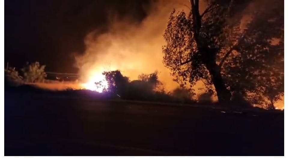 Zjarr në fushën e Dukatit në Vlorë, rrezikohet një banesë