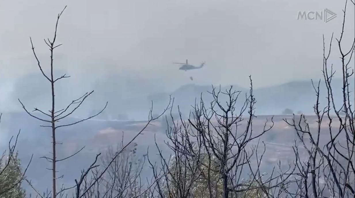 10 fshatra të Gramshit në flakë. Mbi 200 banorë të evakuuar, rrezikohen zona të reja