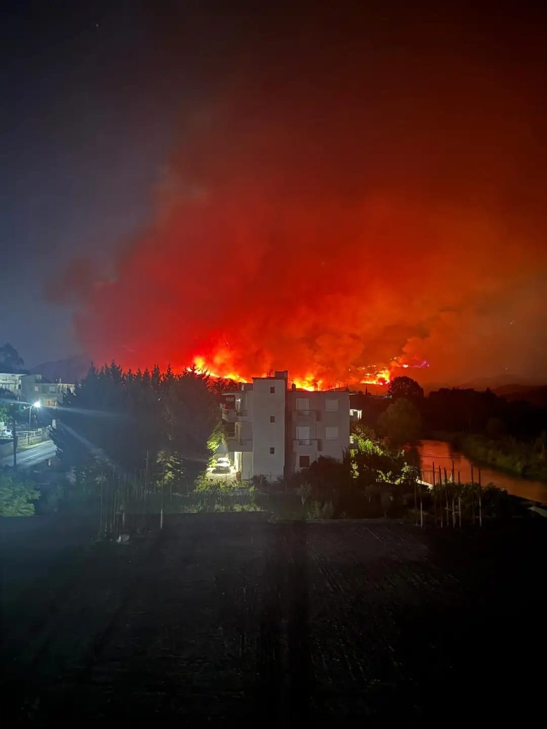 Zjarret në Finiq, 70 efektivë të FA në terren