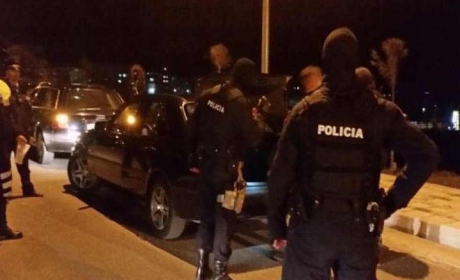 “Do t’iu hapim barkun me plumba”, kërcënohen forcat “Shqiponja” në postbllokun në Shkodër