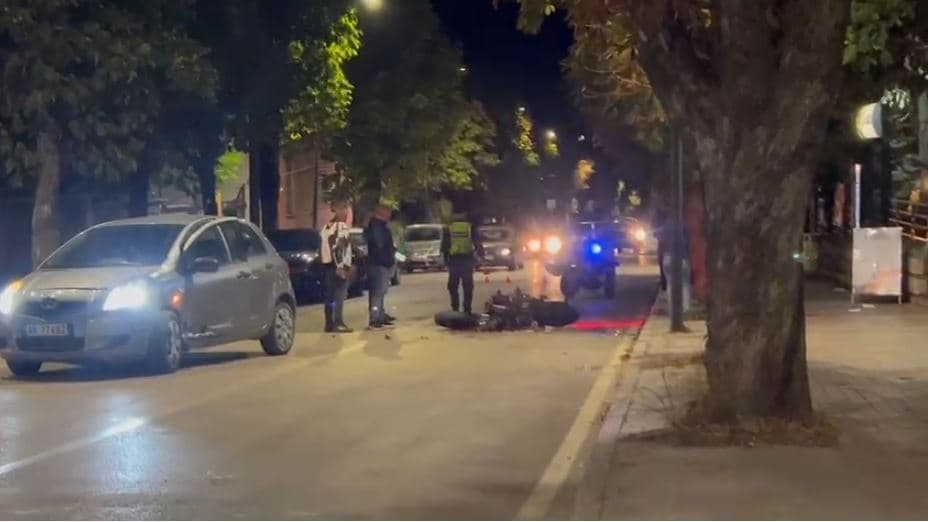 Makina përplaset me motorin në Korçë, plagoset një person