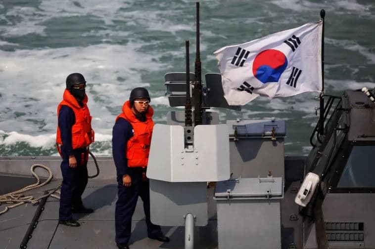 Koreja e Jugut qëllon me armë zjarri anijen e Koresë së Veriut që kaloi kufirin detar