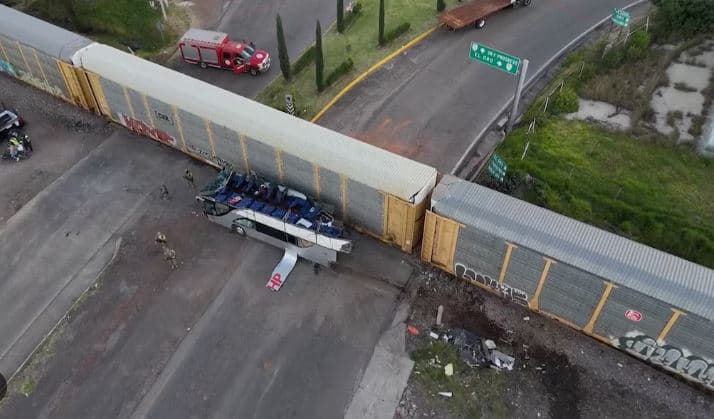 Treni përplas një autobus në Meksikë, 10 të vdekur dhe mbi 60 të plagosur 