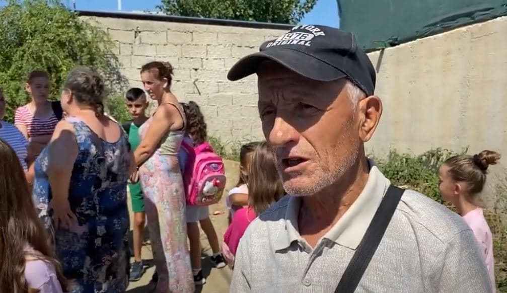 “Pa transport nuk ka shkollë”/ Prindër dhe nxënës bojkotojnë mësimin në Porto Romano (VIDEO)