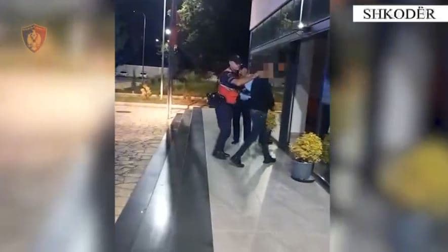 Në kërkim për plagosje, arrestohen babë e bir në Shkodër