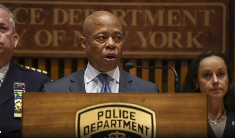 New York, Eric Adams tërhiqet nga gara për kryebashkiak 