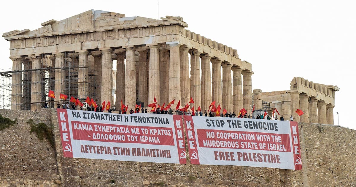 KKE mbulon Akropolin me banderola në mbështetje të Palestinës