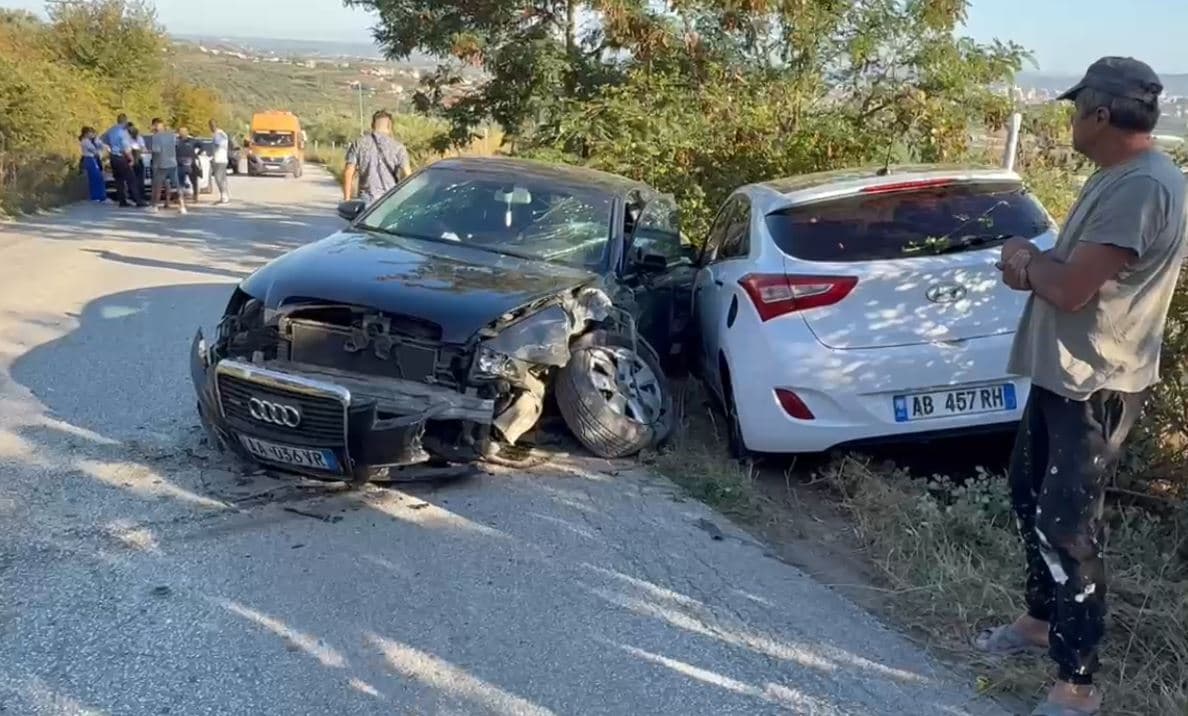 Përplasen tre makina në Fier-Cakran, plagoset një person (VIDEO)