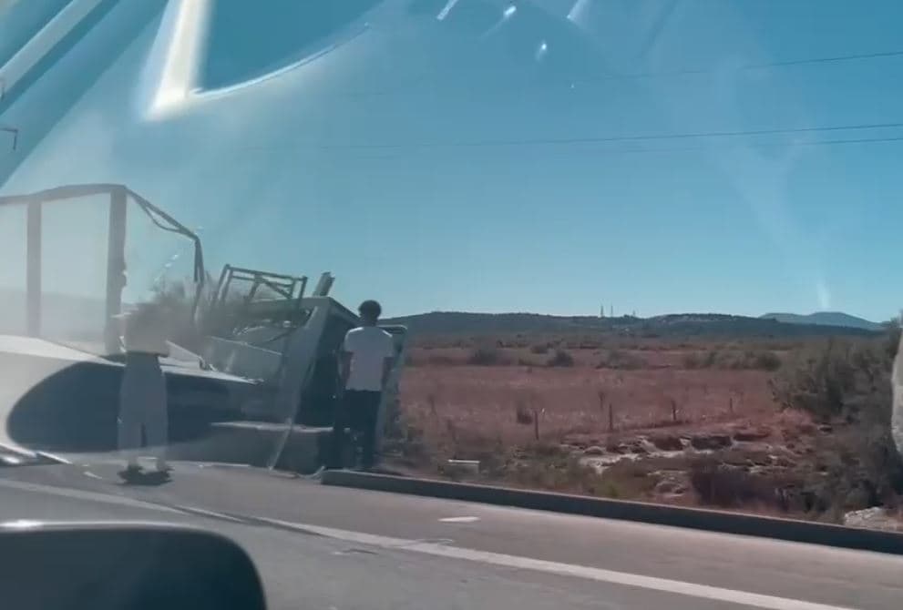 Kamionçina përplaset me një tjetër mjet në autostradën Levan- Vlorë, humb jetën një person