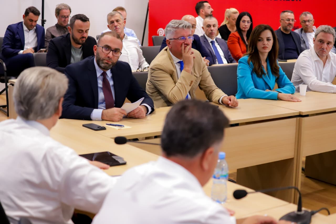 ‘Qeveria e re, urrejtje patologjike për veriun’/ Berisha konfirmon Bardhin kryetar grupi, del kundër Leskaj (VIDEO)