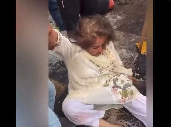 Zonja e Parë e Nepalit iu ofron protestuesve 1 milion dollarë për të shpëtuar jetën e saj (VIDEO)