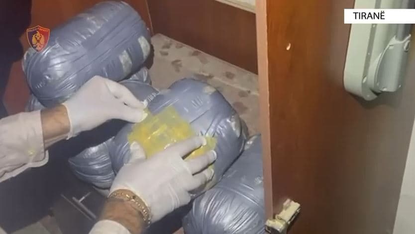 Zbulohet magazina me 9 kg kanabis në Tiranë, arrestohen pesë anëtarë të grupit 