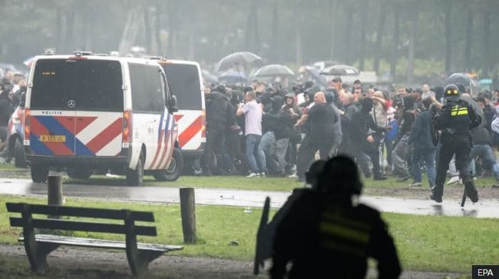   Policia holandeze përplaset me protestuesit kundër emigracion në Hagë, arrestohen 30 persona