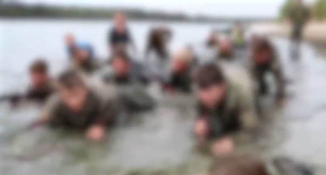 Kampi i luftës për fëmijë në Rusi: Ushtrime për ushtarët e së ardhmes (VIDEO)