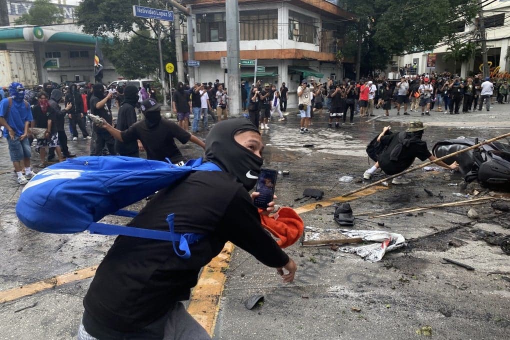 Filipinasit në protestë kundër korrupsionit, përplasje të dhunshme me policinë