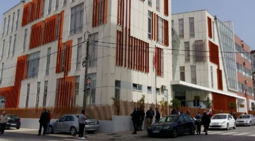Abuzoi me vajzën e bashkëjetueses, Gjykata e Elbasanit lë në burg 37-vjeçarin