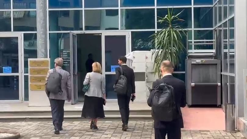 Seanca për Veliajn/ Ish-kryetarja e Komisionit të Ligjeve, Klotilda Bushka paraqitet në gjyq si e pandehur  