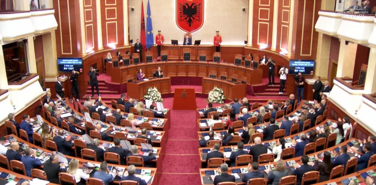 Betohen deputetët e rinj/ Tensione në seancë, opozita kundër Niko Peleshit si kryetar i Parlamentit 