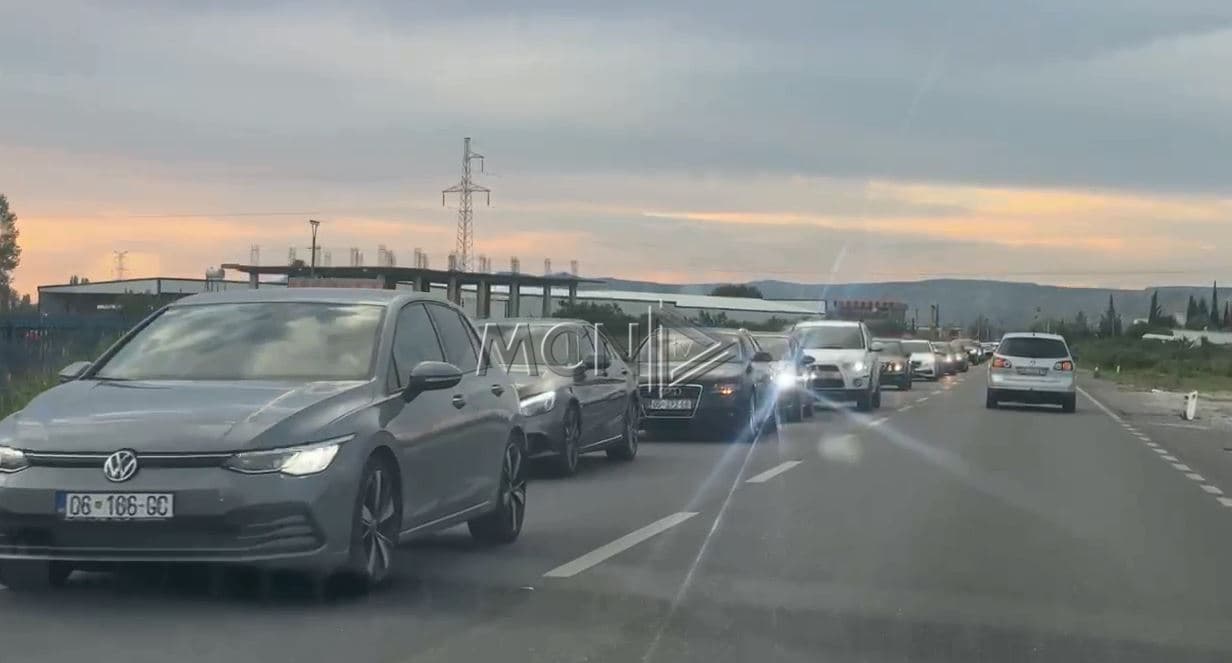 Trafik i rënduar në rrugët e Lezhës, radhë kilometrike automjetesh (VIDEO)