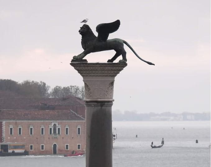 Luani i sheshit Shën Marku në Venecia është prodhuar pjesërisht në Kinë