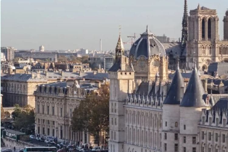 Kullat e Notre-Dame rihapen pas zjarrit shkatërrues të vitit 2019 